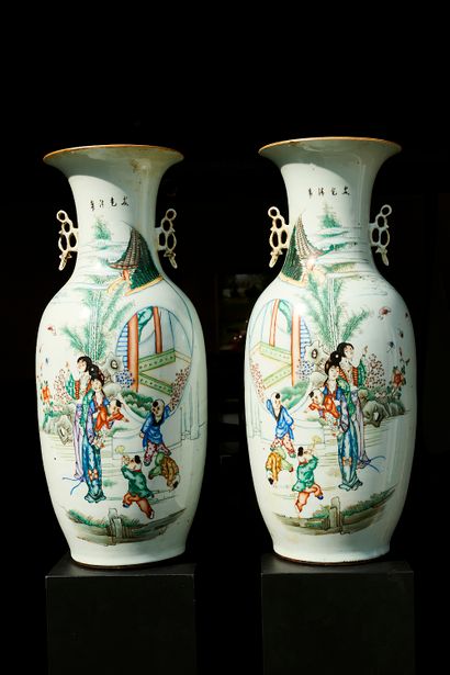 China, 20th century
Pair of baluster vases...