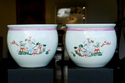 China, Minguo period
Pair of fishbowls, in...