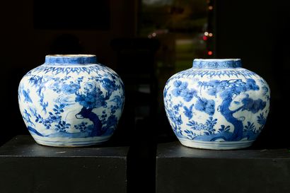 China XVIIth
Pair of scalloped-neck lotus...