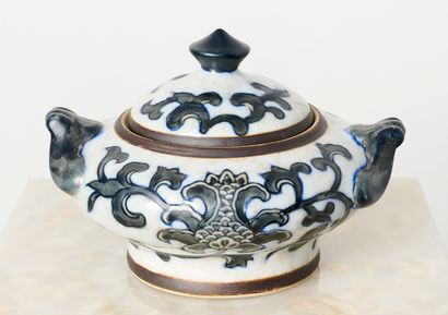 China
Cracked porcelain bonbonnière with...