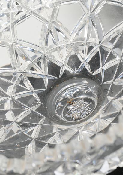 Cristalerie - Crystal
Cut crystal crater...