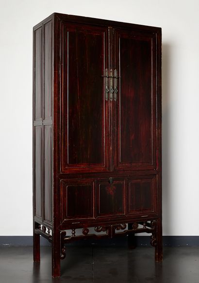 China - Antique furniture
Large wedding armoire...