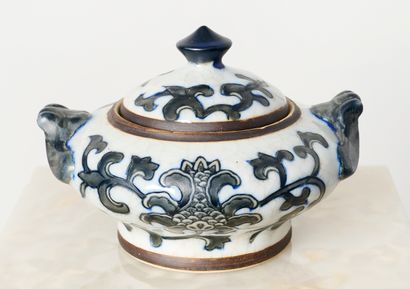 China
Cracked porcelain bonbonnière with...