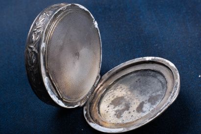 Art nouveau
Pill box with repoussé floral...
