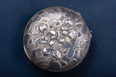 Art nouveau
Pill box with repoussé floral...