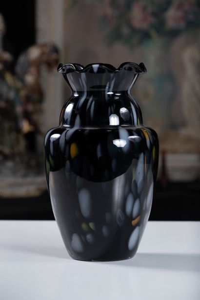 Sèvres, Clichy or similar
Vase in black hyalite...