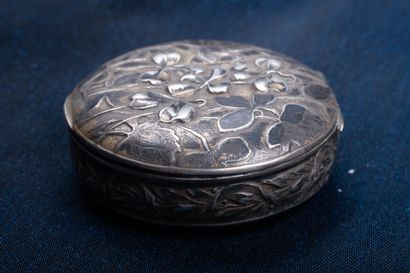 Art nouveau
Pill box with repoussé floral...