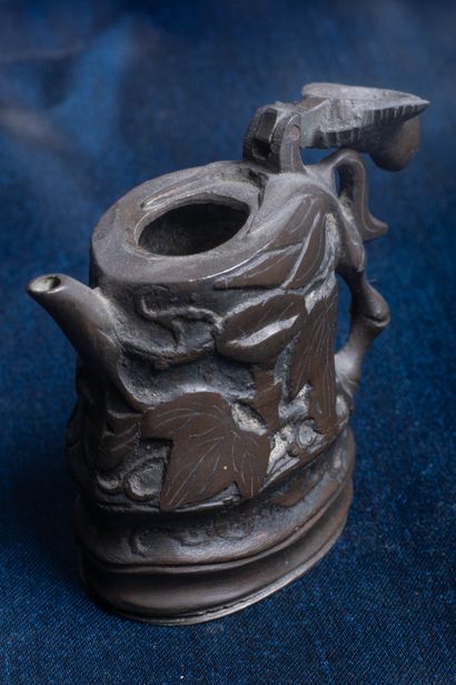 China or Japan
Small teapot.H. 6.8 cm.