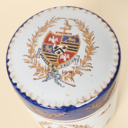 Chine, Compagnie des Indes
Tabatière en porcelaine...