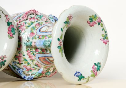 Chine - Porcelaine de Canton
Deux vases (paire...