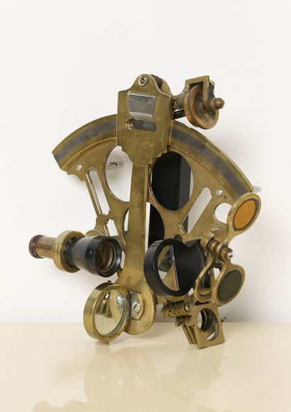 Marine- Sextant
Laiton. Rayon 23 cm.