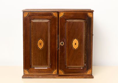 England, 19th century
Travel cabinet. Key...