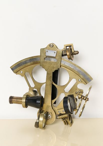 Marine- Sextant
Laiton. Rayon 23 cm.
