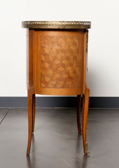 Style Transition Louis XV - Louis XVI
Commode...