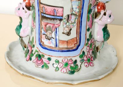 Chine - Porcelaine de Canton
Deux vases (paire...