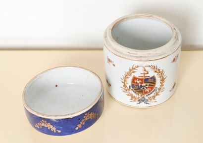 Chine, Compagnie des Indes
Tabatière en porcelaine...