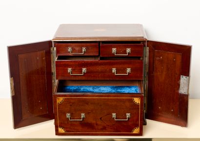England, 19th century
Travel cabinet. Key...