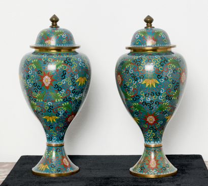 Chine
Paire de vases couvert en émail cloisonné...