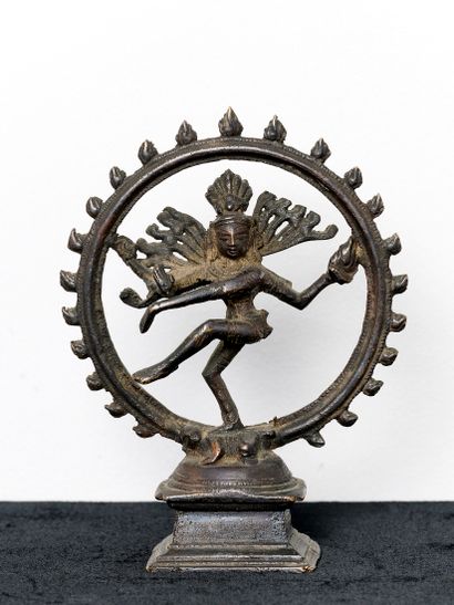 Inde
Shiva Natajara dansant dans un cercle...
