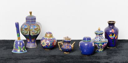 Chine
Lot d'objets en émail cloisonné. Hmax...