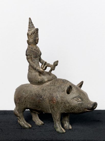 Inde
Divinité sur un Sanglier. Bronze .H....