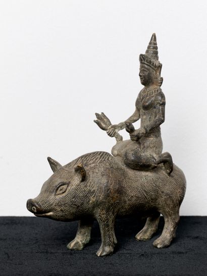 Inde
Divinité sur un Sanglier. Bronze .H....