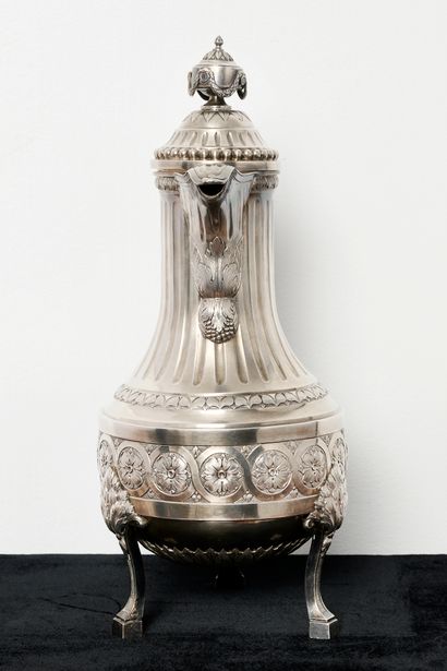 Orfèvrerie - Mons XVIIIe - Maître à la burette
Cafetière...
