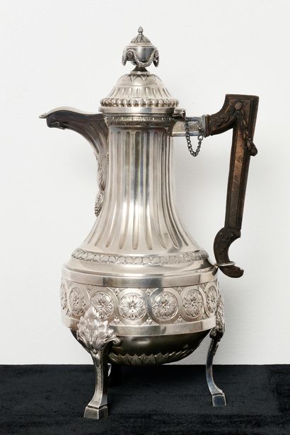 Orfèvrerie - Mons XVIIIe - Maître à la burette
Cafetière...