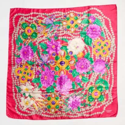 CHANEL - Paris
Foulard à motifs de fleurs...