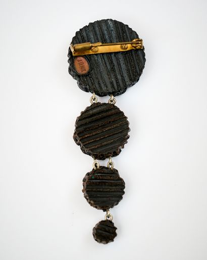 Line VAUTRIN (1913-1997).
Broche en forme...