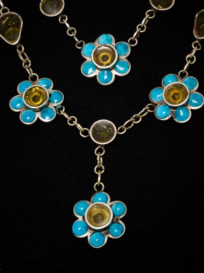 Kitsch Glam
Collier à deux chaines avec fleurs...