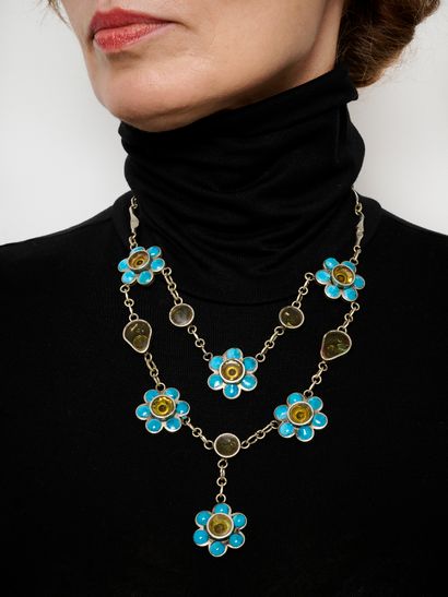 Kitsch Glam
Collier à deux chaines avec fleurs...