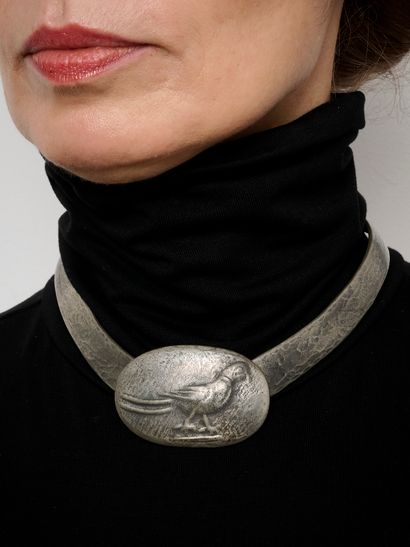 Bijoux
Collier en étain martelé à décor d'oiseau....