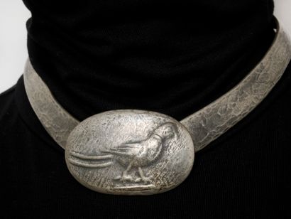 Bijoux
Collier en étain martelé à décor d'oiseau....