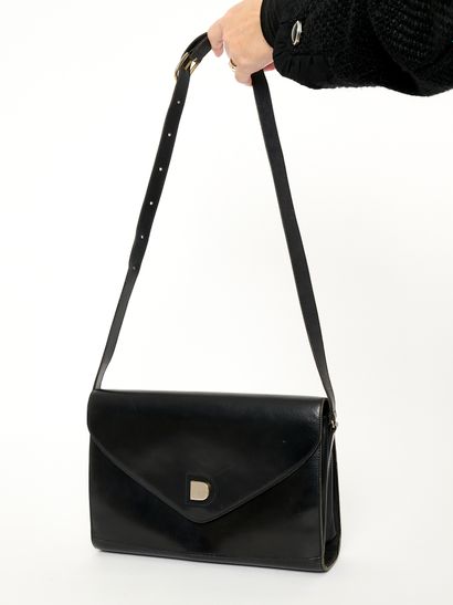 DELVAUX - Brussels
Unidentified bag. D full....