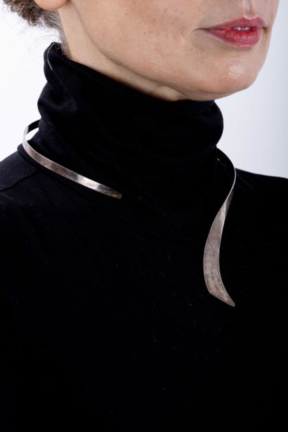 Collier ruban rigide
En argent 925.