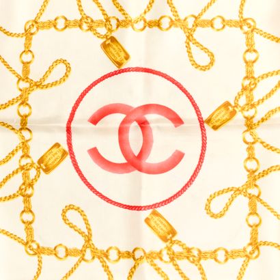 CHANEL - Paris
Foulard à motifs de cordes...