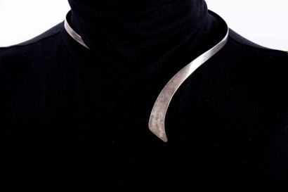 Collier ruban rigide
En argent 925.