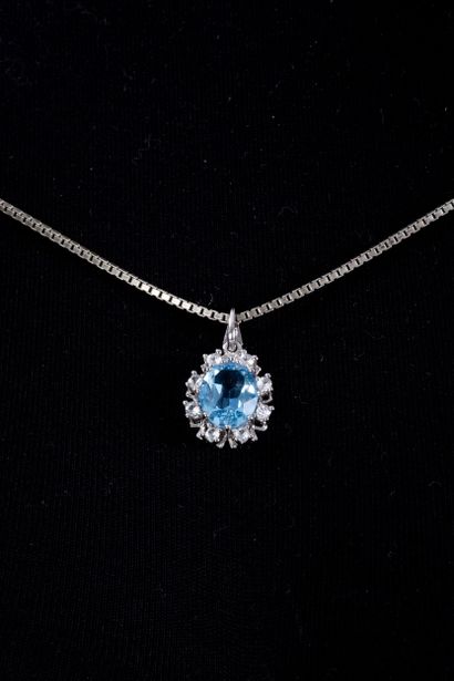 Pendentif Topaze bleu.
Chaine en argent (925)...
