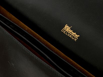 DELVAUX - Brussels
Unidentified bag. D full....