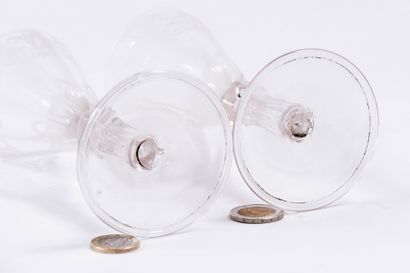 France XVIIIe
2 verres sur pied taillée d'anse...