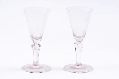 France XVIIIe
2 verres sur pied taillée d'anse...