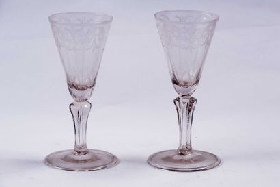 France XVIIIe
2 verres sur pied taillée d'anse...