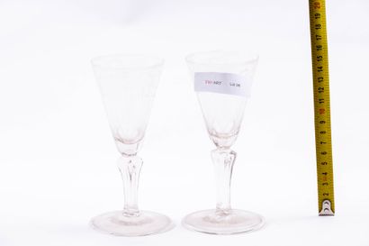 France XVIIIe
2 verres sur pied taillée d'anse...