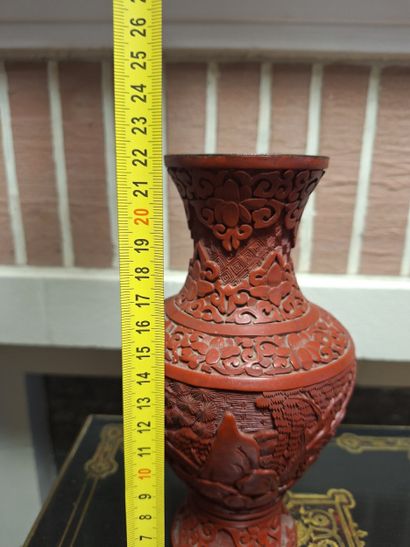 China XXth 
Red lacquer vase, 22cm.