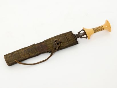 Congo, Mangbetu ethnic group
Prestic knife...