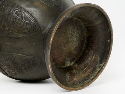 China old work
Hu bronze vase in the Zhou...