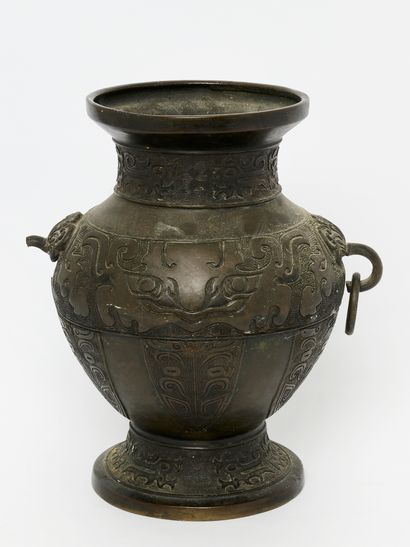 China old work
Hu bronze vase in the Zhou...