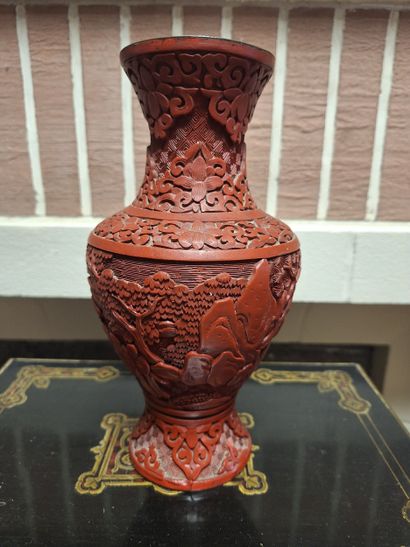 China XXth 
Red lacquer vase, 22cm.