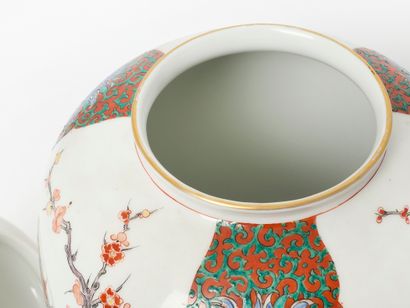 Porcelaine de Paris - Samson imittant Chantilly.
Grand...